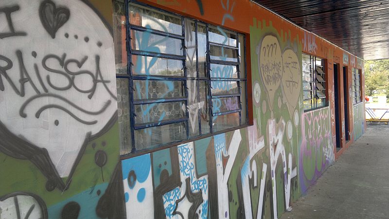 Os ladrões arrombaram o portão, quebraram janelas e picharam paredes | Jônatas Dias Lima/Gazeta do Povo