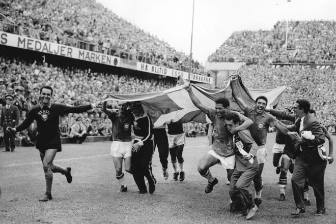 Brasileiros comemoram a conquista de 58 no Rasunda: estádio entrou para a história por ser o palco da primeira conquista brasileira |