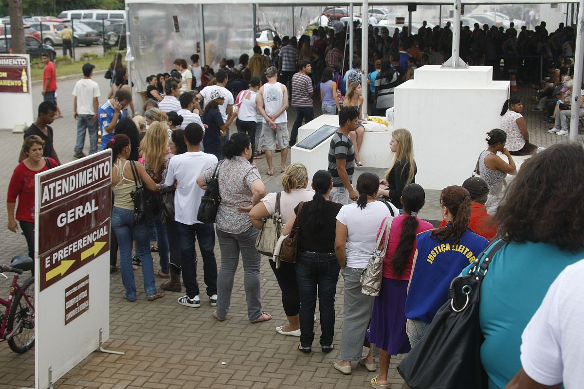 Os eleitores que procuram o TRE nesta semana encontram longas filas | Jhonatan Campos/Gazeta do Povo