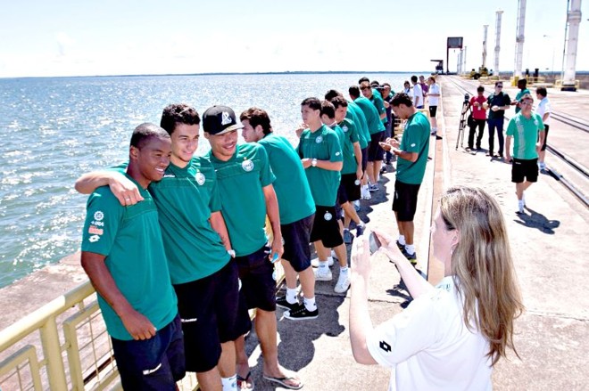 Jogadores do Coritiba posam para foto em visita à Hidrelétrica de Itaipu, em momento de descontração durante a pré-temporada em Foz do Iguaçu | 