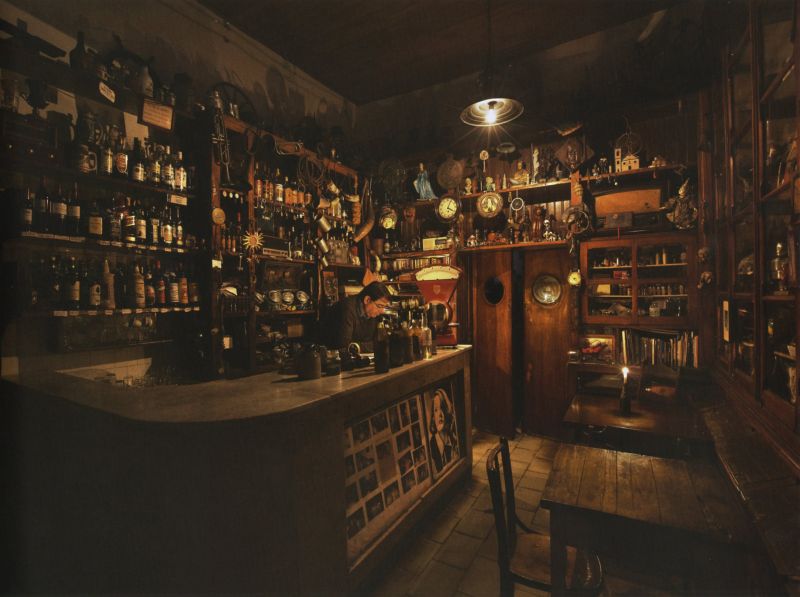 Cachaçaria no bairro paulistano do Itaim Bibi: imagens que lançam mão do contraste entre luzes e sombras | Araquém Alcântara/ Reprodução