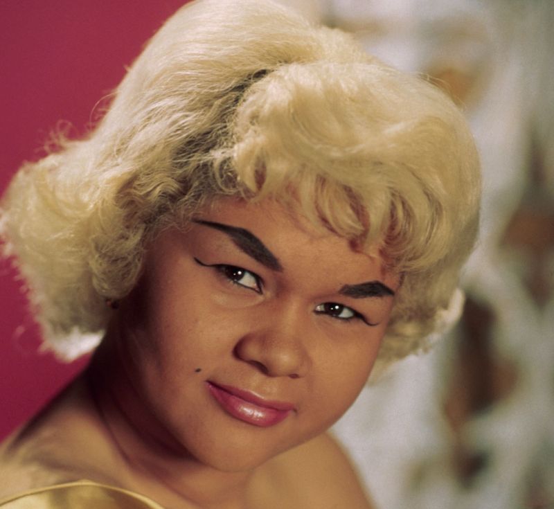 A cantora nos anos 1960, período em que gravou clássicos e integrou o time de artistas da lendária Chess Records, mas também quando teve início seu vício em heroína | Divulgação