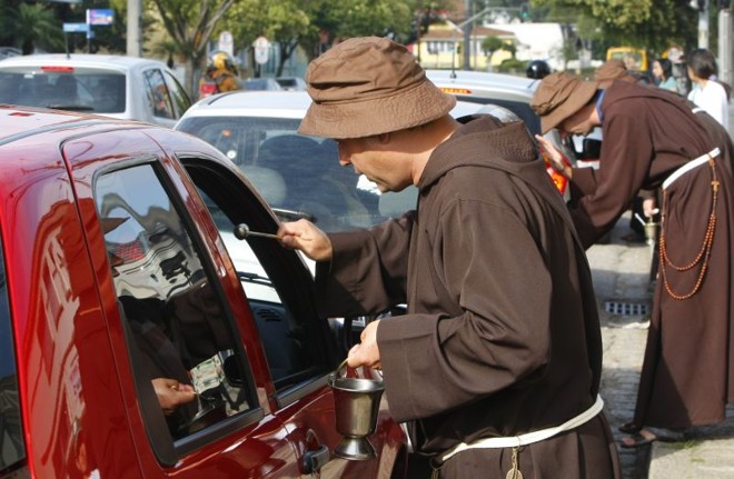 Freis capuchinhos abençoam motoristas que passaram pela Paróquia Nossa Senhora das Mercês na manhã desta sexta-feira (6) | Aniele Nascimento / Agência de Notícias Gazeta do Povo