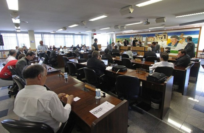 Plenário da Câmara de Curitiba: novo ar-condicionado nos próximos dias. | Daniel Castellano/Gazeta do Povo
