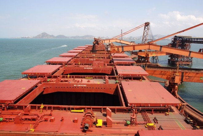 Embarque de minério de ferro no Porto de Tubarão (ES): exportações ficaram US$ 21 bilhões acima do previsto pelo Banco Central | Divulgação
