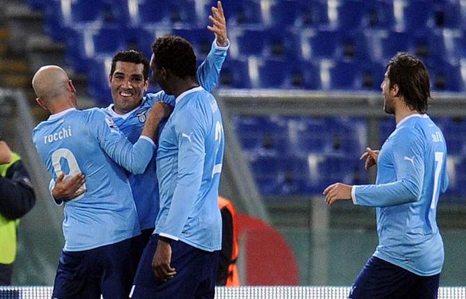 O zagueiro André Dias é abraçado pelos companheiros após abrir o placar para a Lazio contra o Verona | EFE