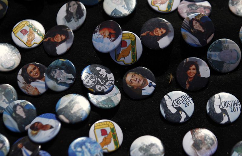 Broches vendidos na porta do hospital com fotos de Cristina e Nestor Kirchner | Marcos Brindicci / Reuters