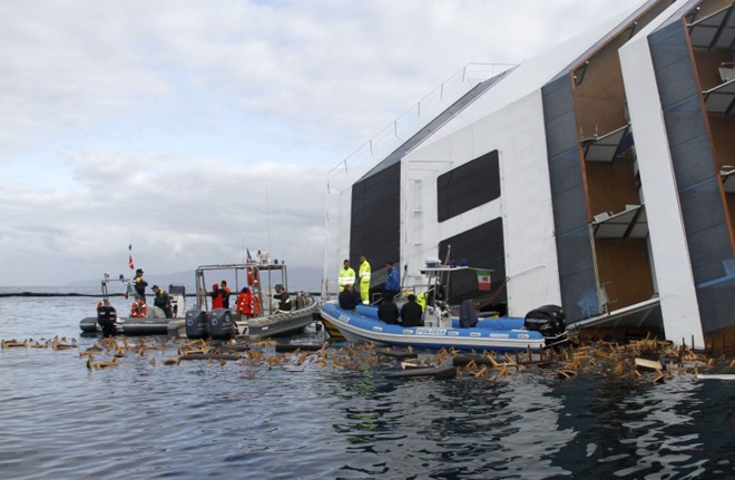 As buscas foram retomadas tanto na superfície como na parte submersa do navio | REUTERS/Vigili del Fuoco