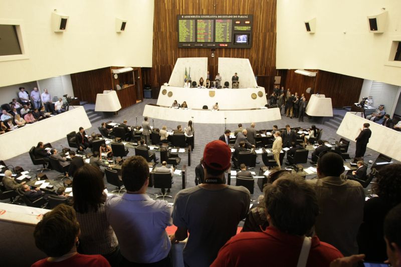 A presença dos deputados no plenário pode ser conferida no painel que ficaacima da Mesa Executiva da Casa | Daniel Castellano/ Gazeta do Povo