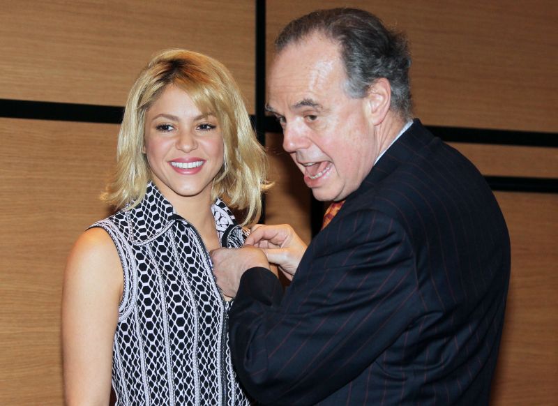 Shakira e o ministro de Cultura da França | AFP