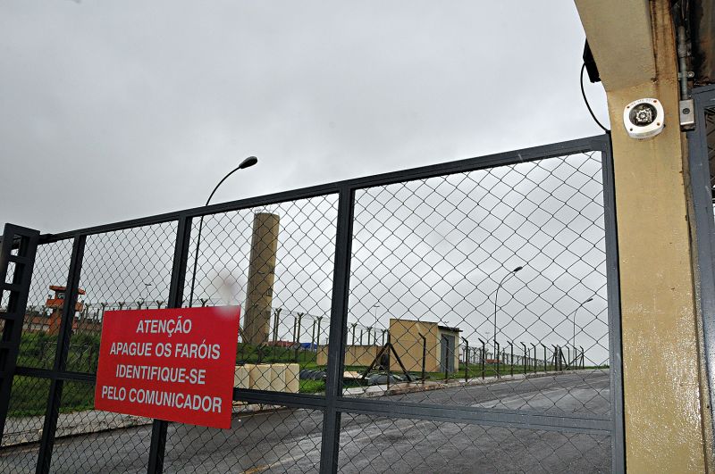 Câmera instalada no portão de acesso à Penitenciária Federal de Catanduvas (no canto direito da imagem): equipamento teria sido trazido do Paraguai | Marcos Labanca/Gazeta do Povo