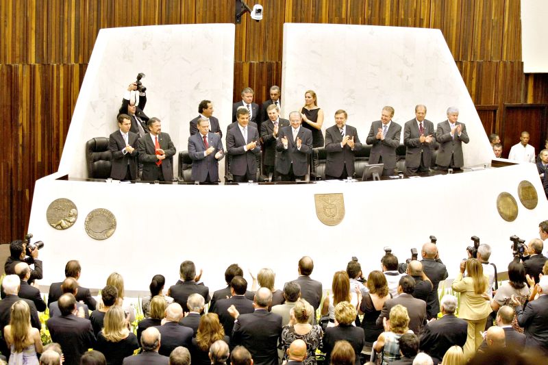 Posse de Beto, na Assembleia, em janeiro de 2011: governador saiu da eleição de 2010 com uma base de 50% dos deputados. Hoje, conta com 85% | Hugo Harada/Gazeta do Povo