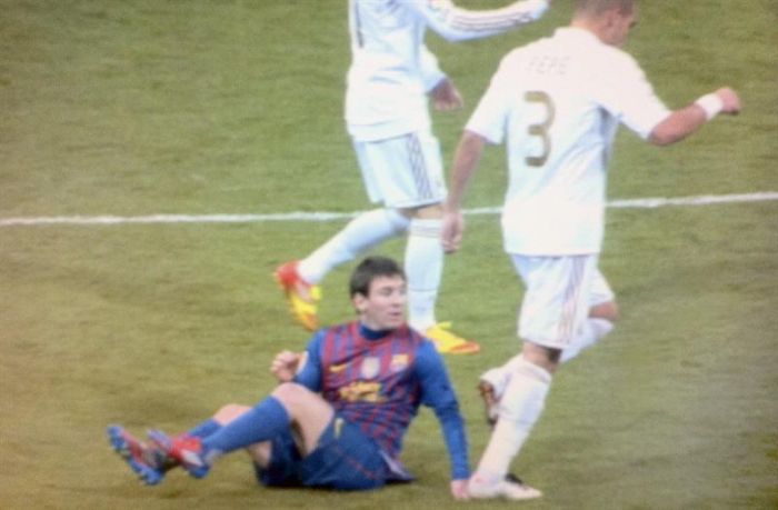 Pisão de Pepe na mão de Messi gerou polêmica no último clássico espanhol | EFE