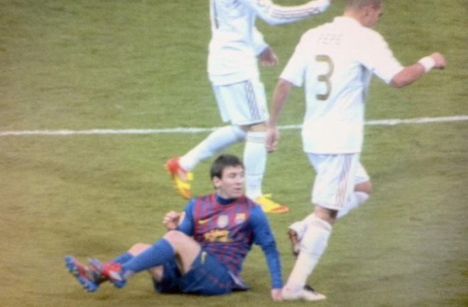 Pisão de Pepe na mão de Messi gerou polêmica no último clássico espanhol | EFE