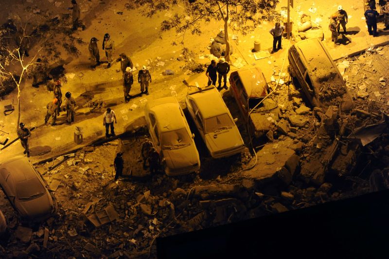 Equipes da Defesa Civil Municipal, do Corpo de Bombeiros e da Polícia Militar estão trabalhando no isolamento da área e na procura de possíveis vítimas | Vanderlei Almeida/AFP