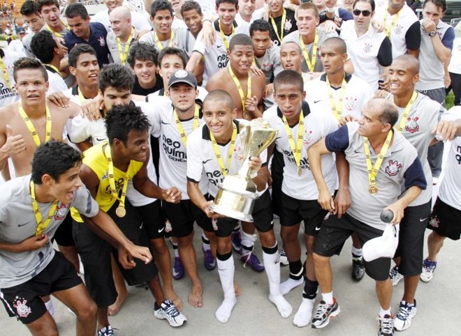 Jogadores comemoram a oitava conquista do Corinthians na Copa São Paulo após vitória sobre o Fluminense na decisão | Ale Vianna / Folhapress