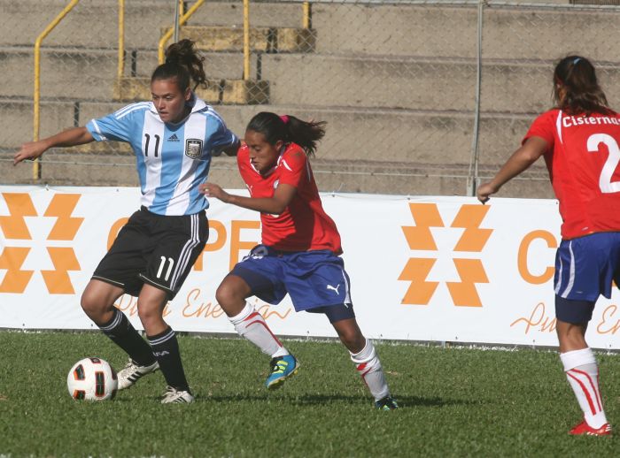 Lance do duelo entre Argentina e Chile, na Vila Capanema | Felipe Rosa