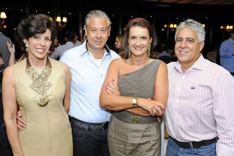 O arquiteto Eduardo Mourão (ao centro) comandou animado jantar nesta quarta-feira, no Graciosa Country Club, que reuniu um grupo de parceiros de seu escritório. Entre os convidados estavam os empresários Eliane Baptista (à esq.), e Marcos Pereira (à dir.), presidente da Associação Ponto de Apoio, e Marina Nessi, diretora da Casa Cor Paraná | Fotos Gerson Lima
