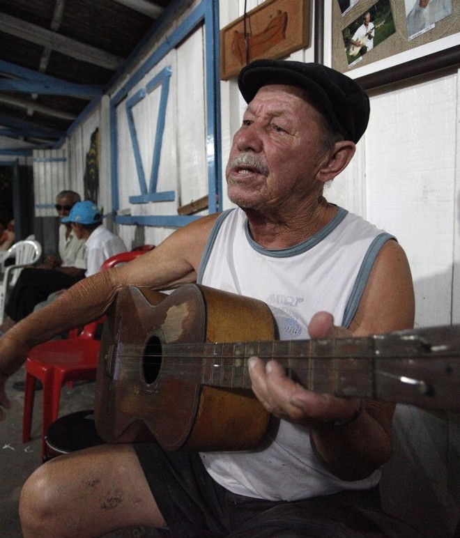 Zé Squinine e sua velha viola |