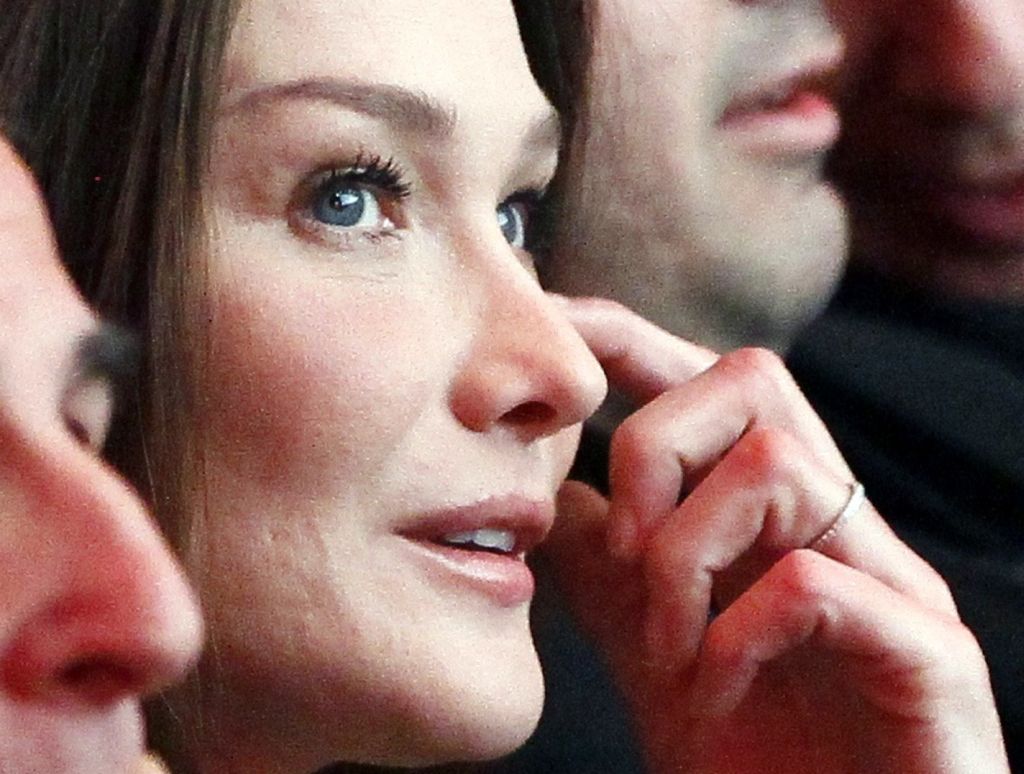 Segundo revista, Carla Bruni teria recebido dinheiro público para sua ONG | afp
