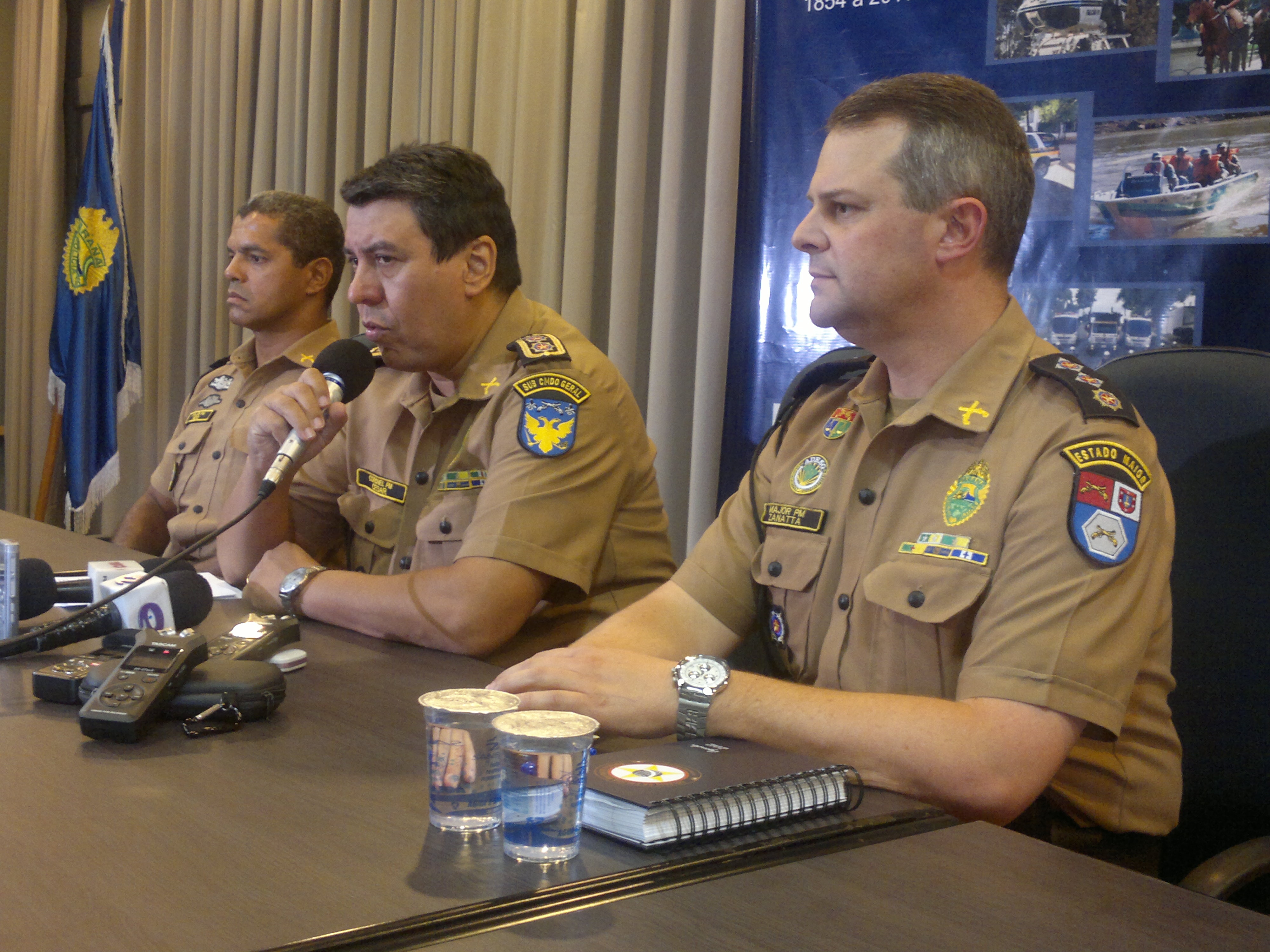 O subcomandante César (ao centro), em entrevista coletiva: "Precisamos acabar com essa boataria" | Felippe Aníbal/ Gazeta do Povo
