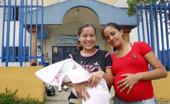 A dona de casa Raquel Rodrigues (à direita), de 18 anos, com a cunhada, Ana Carolina, de 15 anos: após engravidar, ela não voltou nem a estudar, nem a trabalhar | 