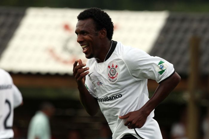 Zagueiro Gustavo comemora o primeiro gol do Corinthians-PR na goleada de 4 a 1 sobre o Rio Branco | Walter Alves / Gazeta do Povo