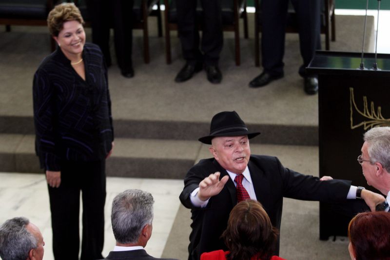 Popularidade: Lula cumprimenta convidados da posse de Aloizio Mercadante e Marco Raupp, observado por Dilma | Gustavo Miranda/ Agencia O Globo