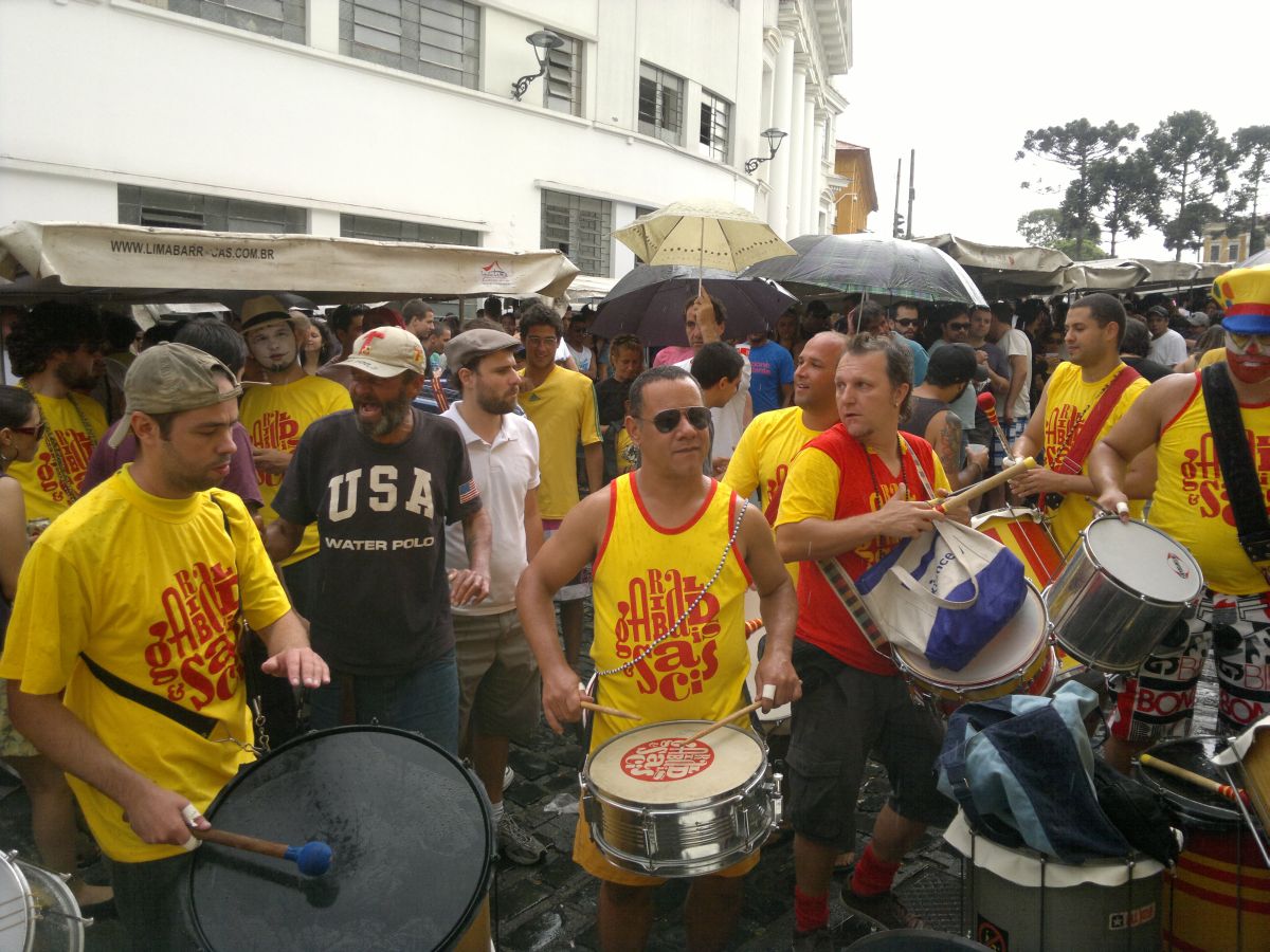 A chuva que cai neste domingo em Curitiba não afastou os foliões do Largo da Ordem | Rafael Waltrick/Gazeta do Povo