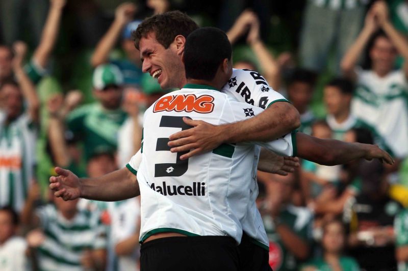 Jackson marcou o terceiro gol do Coxa na partida, o primeiro dele com a camisa alviverde | Walter Alves / Gazeta do Povo