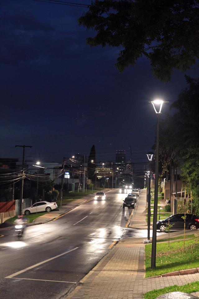 Devem ser trocadas neste ano 45 mil luminárias e serão usadas lâmpadas de 100 watts, mais potentes que as atuais de 70 watts | Cesar Brustolin / Divulgação Prefeitura de Curitiba