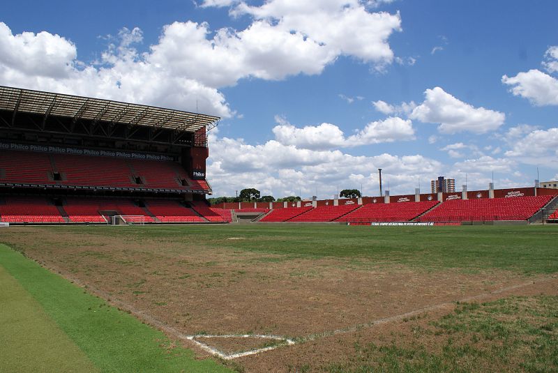 Fechada para as obras da Copa do Mundo, a Arena da Baixada está com o gramado em péssimas condições: Furacão precisa definir até hoje onde quer mandar seus jogos | Marco Antonio Lima/ Gazeta do Povo