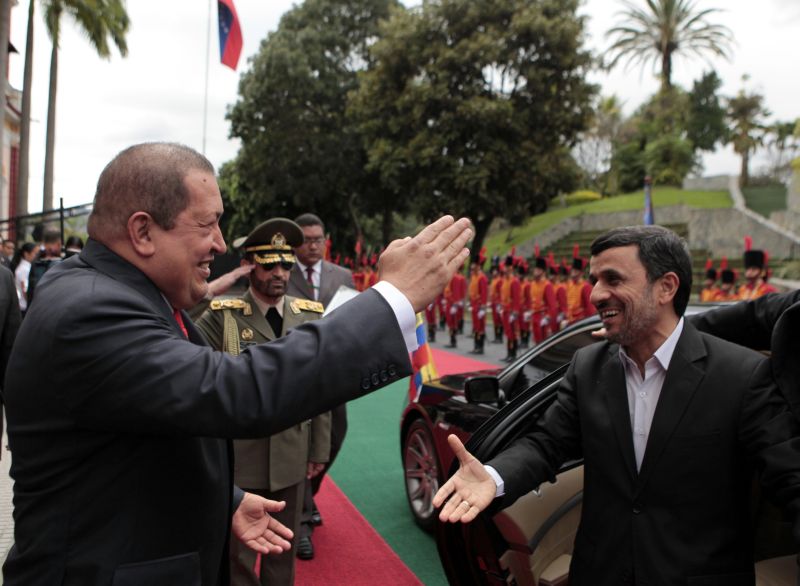 Hugo Chávez, da Venezuela, cumprimenta o presidente do Irã, Mahmoud Ahmadinejad, em Caracas: críticas a Washington | AFP/Divulgação