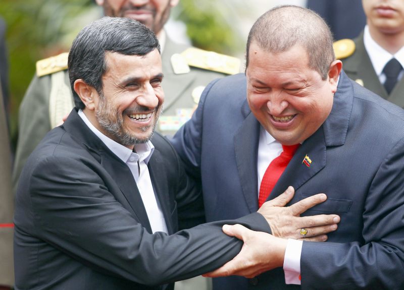 Chávez e Ahmadinejad brincaram no encontro de ontem, dizendo que, se estivessem construindo uma bomba, ela seria movida por amor | Carlos Garcia Rawlins/Reuters