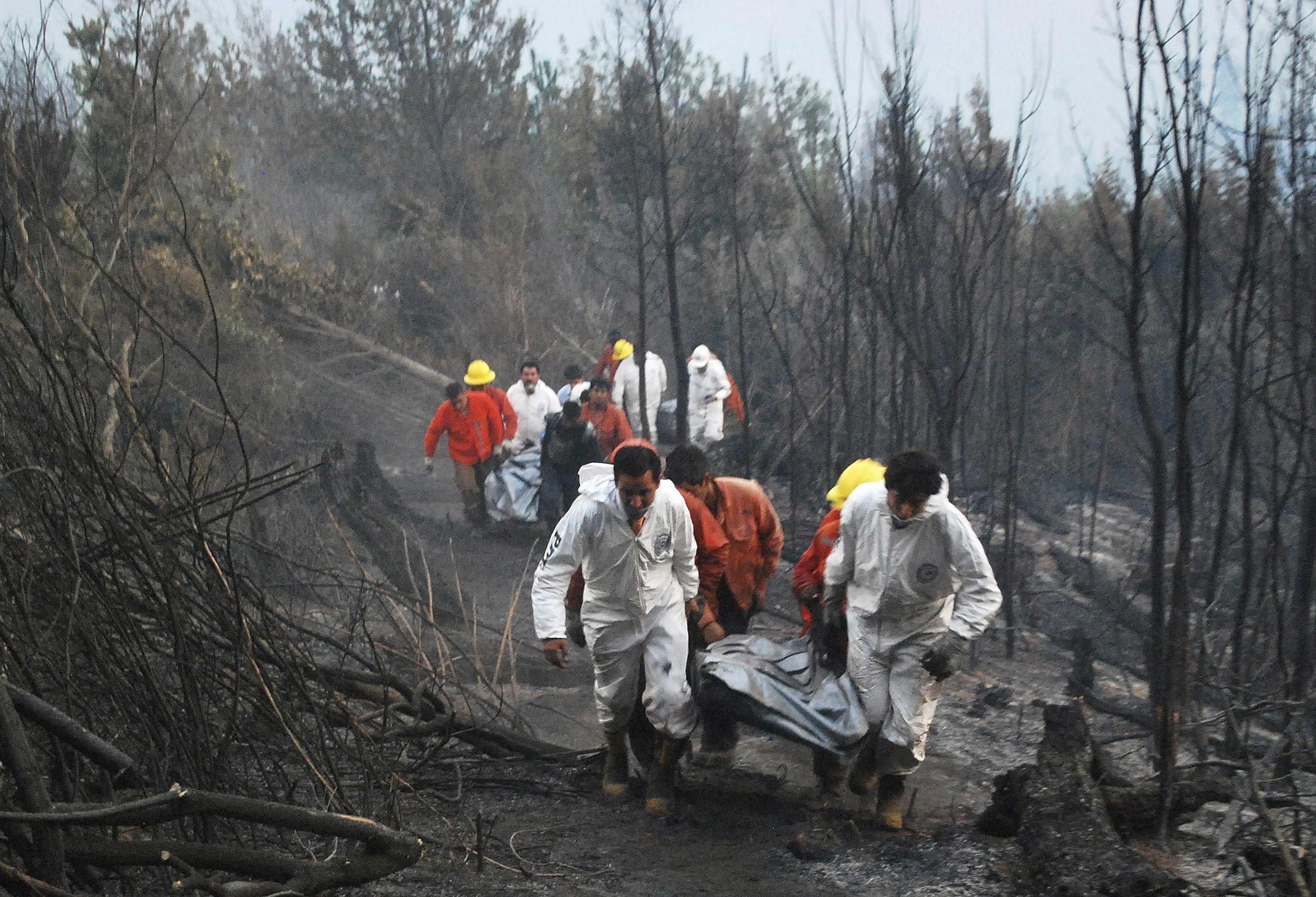 Equipe de resgate buscam corpos de bombeiros que morreram em incêndio | REUTERS/Hector Andrade