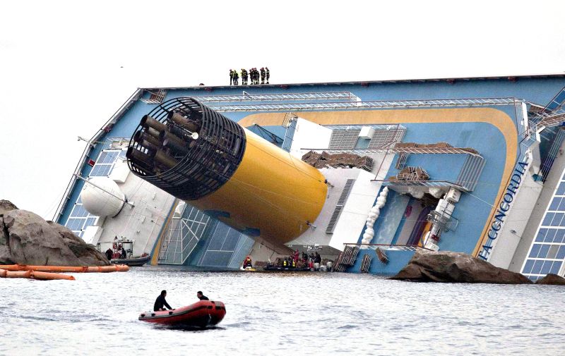 Resgatadores da guarda costeira trabalham no topo do casco do navio Costa Concordia, adernado na última sexta-feira em frente à Ilha de Giglio o naufrágio matou pelo menos 11 pessoas | Paul Hanna/Reuters