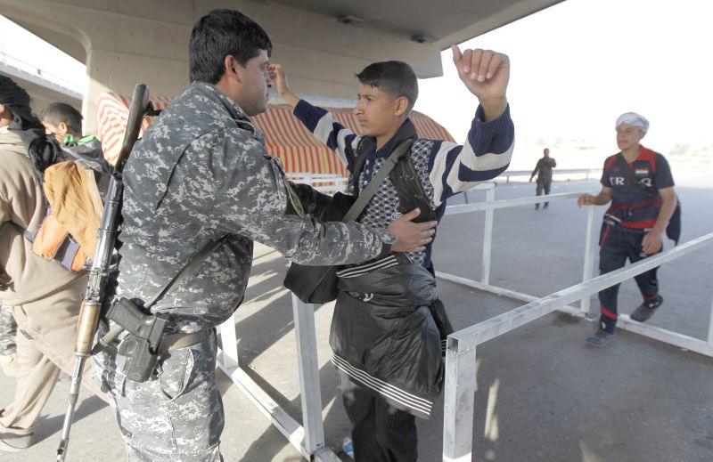 Xiitas são revistados em Kerbala | Thaier al-Sudani/Reuters