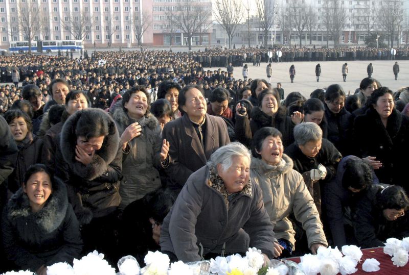 Norte-coreanos "choram" a morte de seu líder Kim Jong-il. Segundo fonte de jornal, estaria havendo punições para quem não lamentou a morte do ditador | KCNA/Reuters/Divulgação