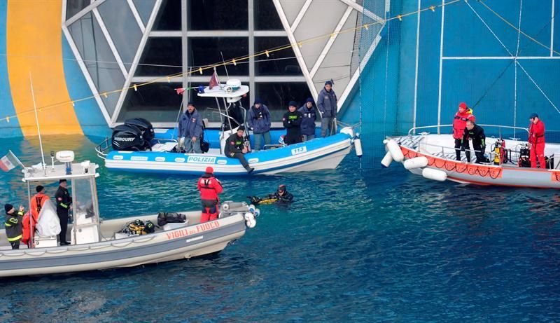 Membros das equipes de resgate abriram uma nova passagem nesta segunda-feira com explosivos para poder chegar à ponte onde estão localizados os restaurantes do Costa Concordia | EFE/Carlo Ferraro