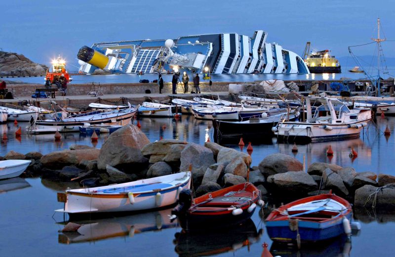 O navio soçobrado na costa da Ilha de Giglio, cujos passageiros terão acordo considerado histórico pela Adoc, uma organização italiana de consumidores | Darrin Zammit Lupi/Reuters
