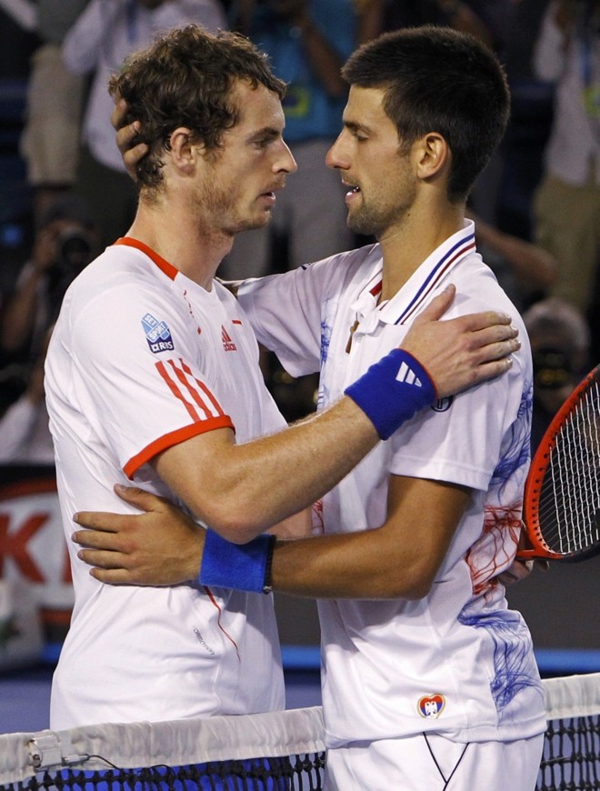 Murray (e) é consolado por Djokovic após derrota na semifinal | 
