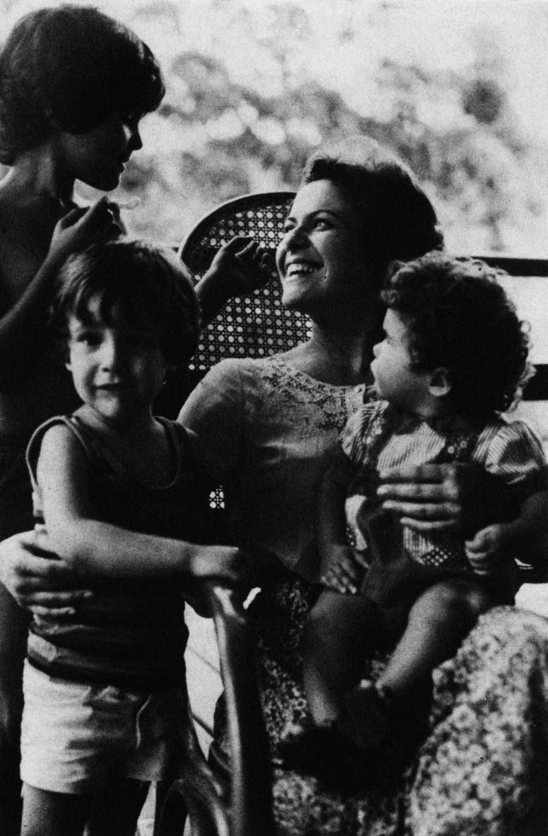 Elis e os filhos João Marcello Bôscoli, Pedro Mariano e Maria Rita (no colo), em 1979 | Reprodução