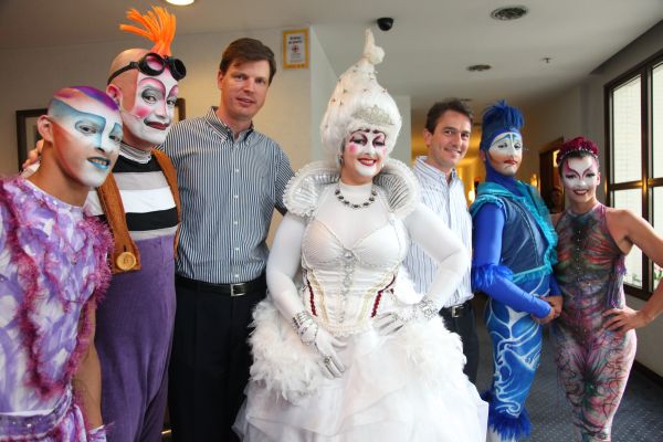 Marcos Casuo e sua trupe foram a atração do evento de abertura das atividades de 2012 do Grupo Ouro Verde, no hotel Four Points Sheraton. Antes de subir ao palco para motivar os colaboradores a sonhar colorido, os artistas foram recebidos pelo CEO do grupo, Karlis Kruklis, e pelo gerente de Recurso Humanos Corporativo, Hussein Omairy. Casuo foi o primeiro palhaço brasileiro a fazer parte do Cirque Du Soleil | Neo Produções