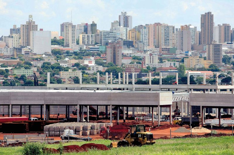 Shopping Londrina Norte, com 169 lojas e voltado para as classes B e C, em construção na saída da cidade | Ivonaldo Alexandre/ Gazeta do Povo