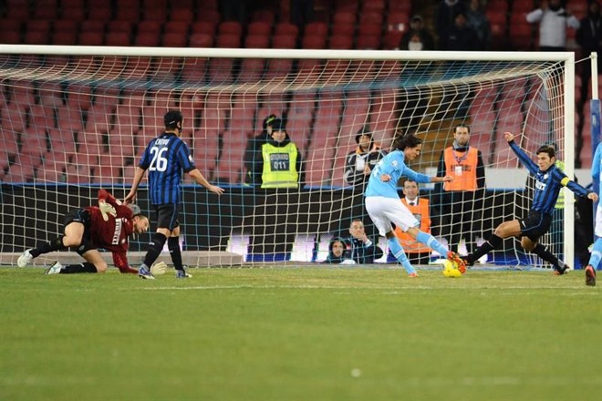 Cavani marcou os dois gols da vitória do Napoli sobre o Inter | EFE