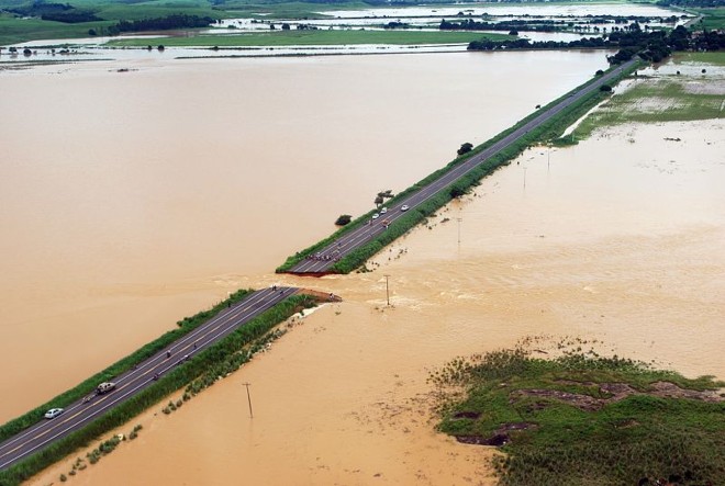 As águas do Rio Muriaé abriram uma cratera na BR-356, em Campos dos Goytacazes. A estrada funcionava como um dique, mas não aguentou o grande volume de água | Divulgação/Gerson Gomes