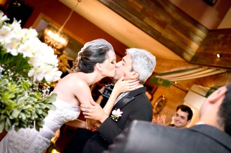 Um beijo apaixonado sela o compromisso entre os noivos Francinne Mendes Weffort e Rodrigo Ponce Santos, na festa de casamento realizada dia 15 no Trattoria Porcini | Set Photo Studio