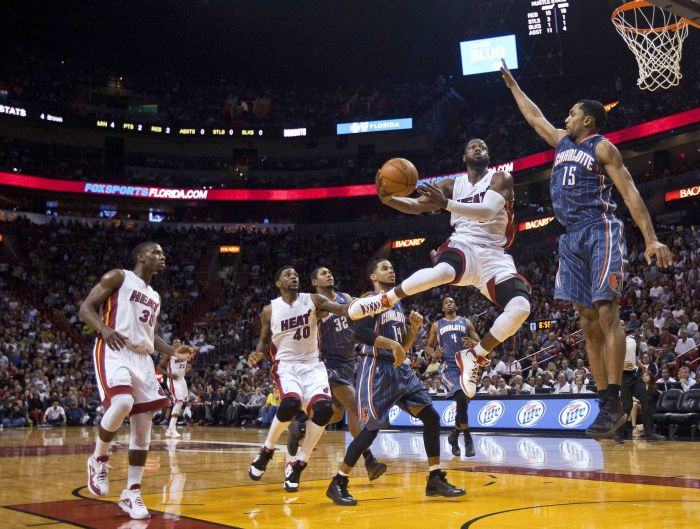 Dwayne Wade voa para fazer cesta na vitória de 129 a 90 do Miami Heat sobre o Charlotte Bobcats | Reuters