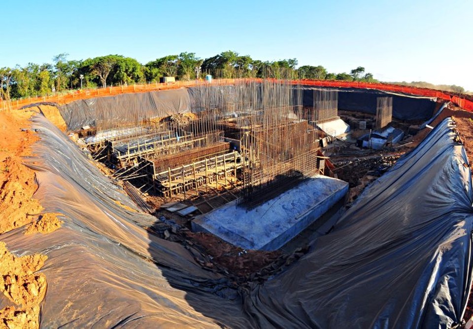 Fundações do campus da Unila, às margens de Itaipu, em Foz. Prédio é projeto de Oscar Niemeyer e deve se transformar em mais um ponto turístico da cidade | Marcos Labanca