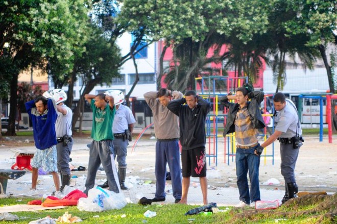 Operação policial na cracolândia, em São Paulo: estudo da USP contesta eficácia da política de repressão às drogas no Brasil |